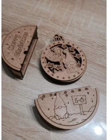Lot de 5 boules de Noël avec coffret en bois – Fait main.